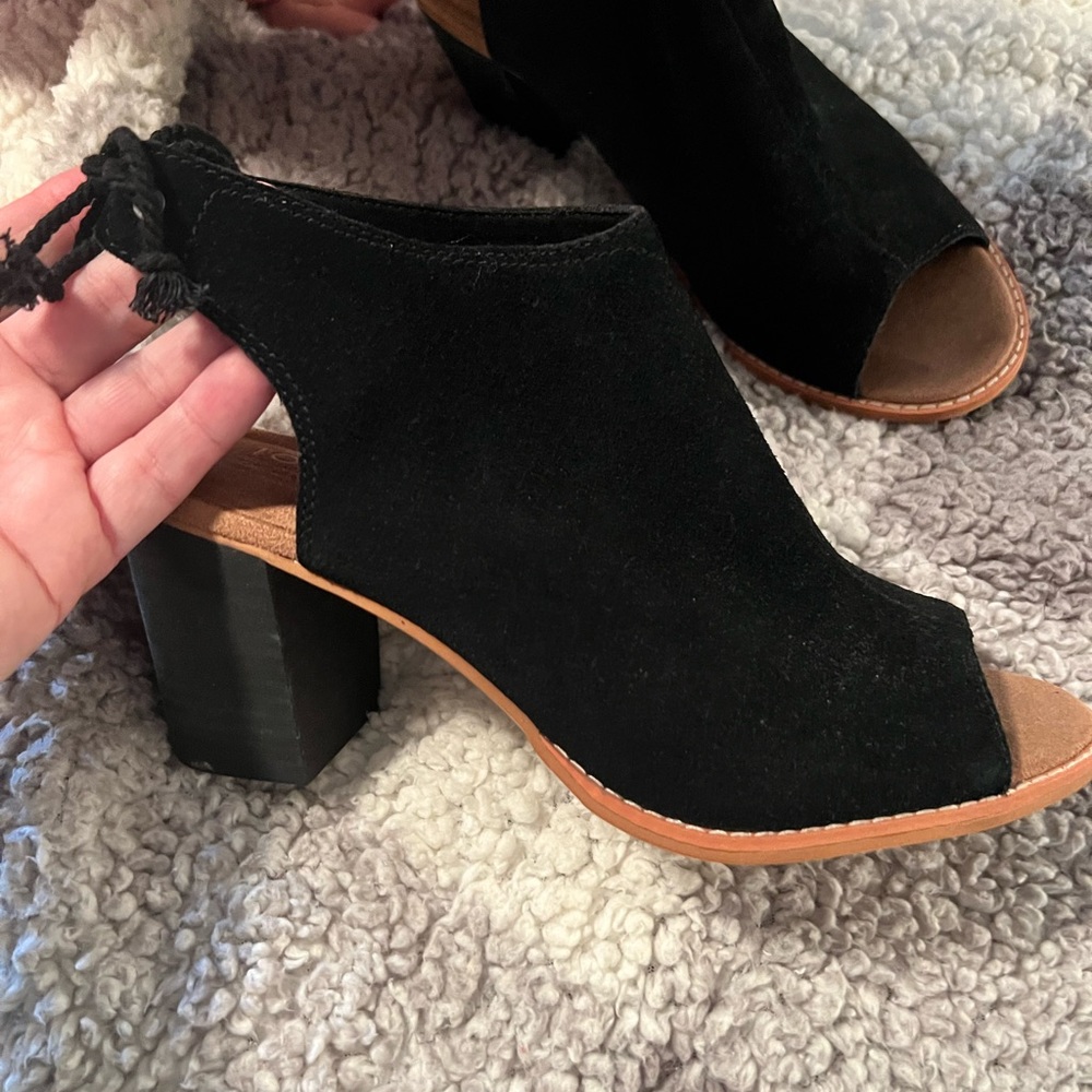 BNWT Toms Elba super cute peep toe sandal/bootie with open heel and tie accent